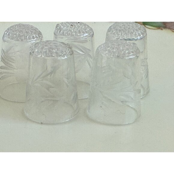 Vintage 40's lot Clear Etched Glass Thimbles Floral Leaves Berries - Picture 8 of 12